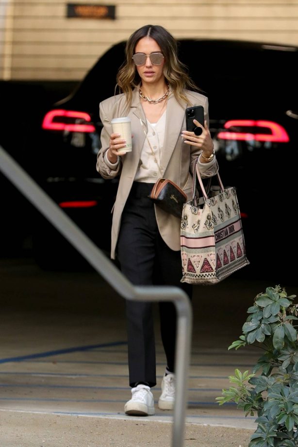 Jessica Alba - Carrying a Christian Dior bag in Los Angeles