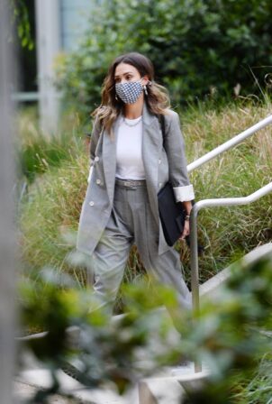 Jessica Alba - Dons bussines look while out of an office building in Los Angeles