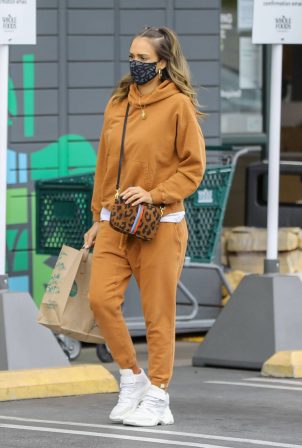 Jessica Alba - Dons casual while out in Beverly Hills