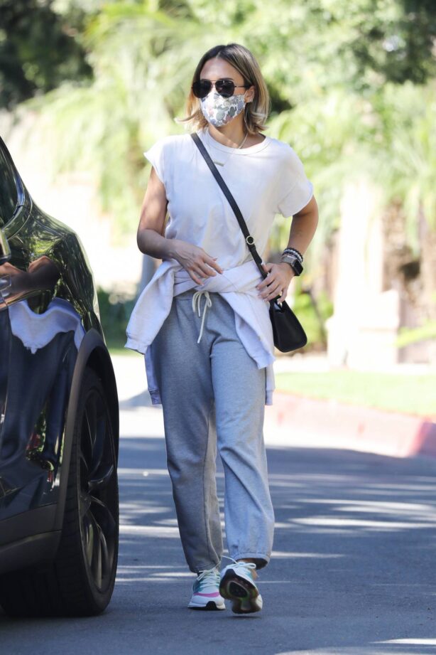 Jessica Alba - Dons New hair cut at the park in Los Angeles