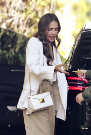 Jessica Alba - Heading for a meeting at The Beverly Hills Hotel
