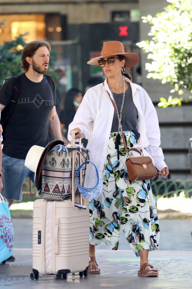 Jessica Alba - Is seen at the Florence Rail station