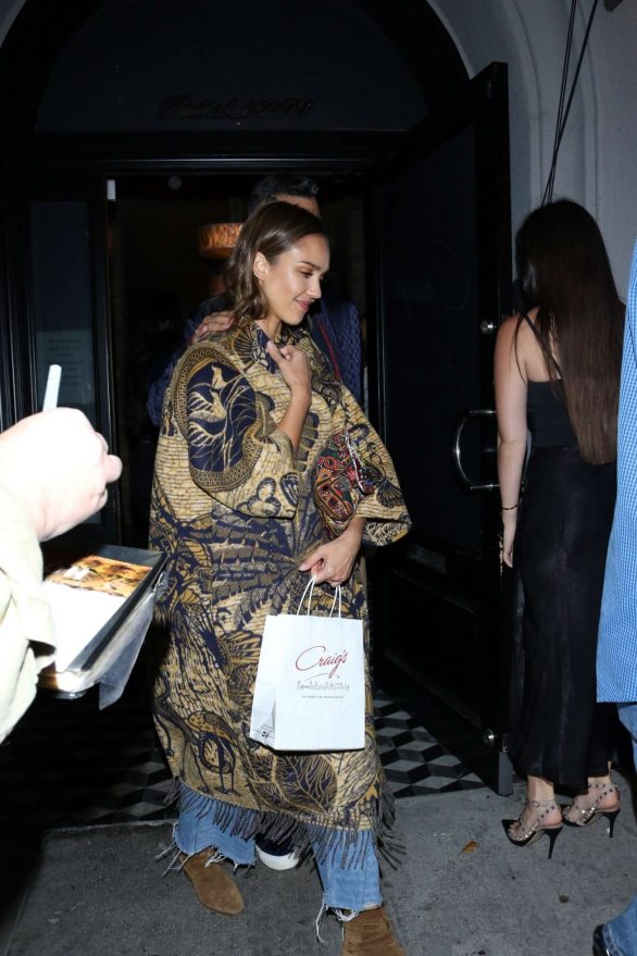 Jessica Alba - joins Cash Warren for dinner date at Craigs restaurant in West Hollywood