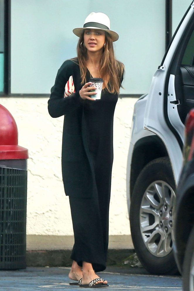 Jessica Alba out off a morning coffee in Kauai