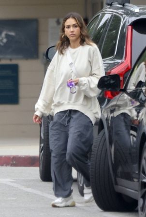 Jessica Alba - Running errands in Los Angeles