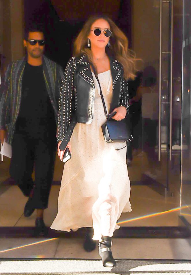 Jessica Alba - Seen leaving her Hotel in New York City
