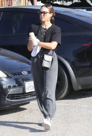Jessica Alba - Seen while checking her phone in Los Angeles