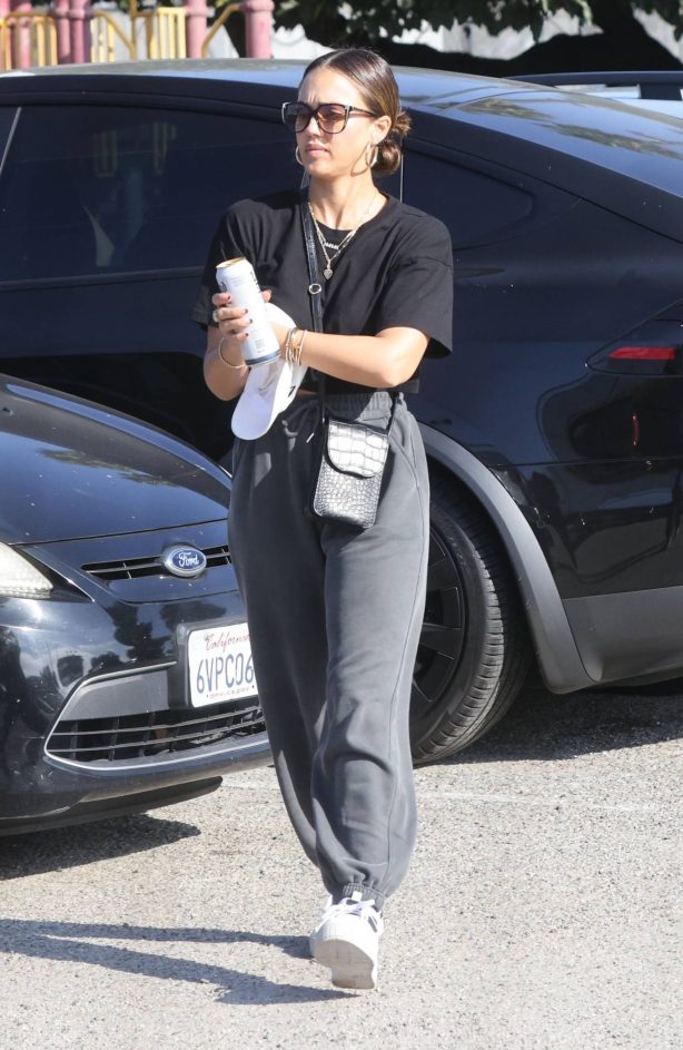 Jessica Alba - Seen while checking her phone in Los Angeles