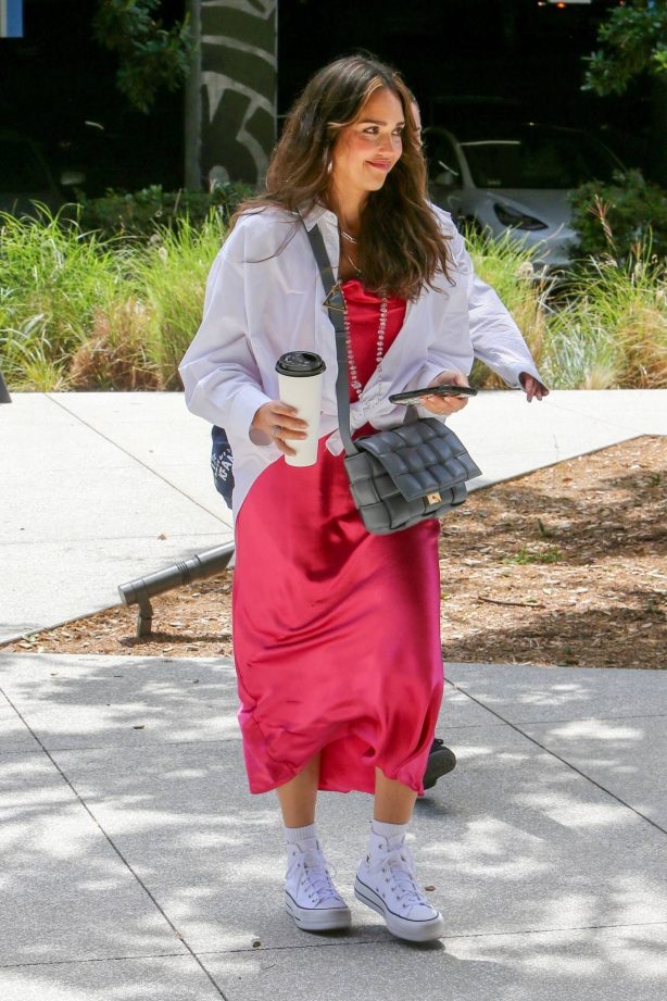 Jessica Alba - Seen while she heads to her office in Santa Monica