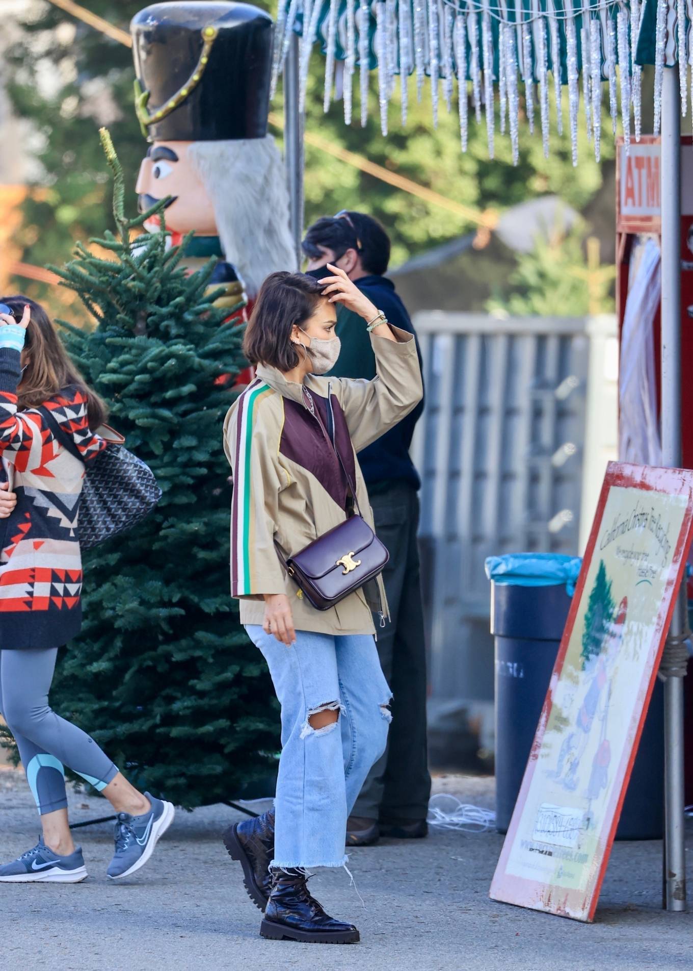 Jessica Alba 2021 : Jessica Alba – Shopping Christmas tree in West Hollywood-11
