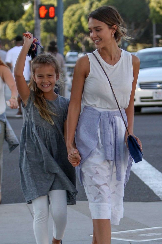 Jessica Alba - Shopping with her daughter in LA