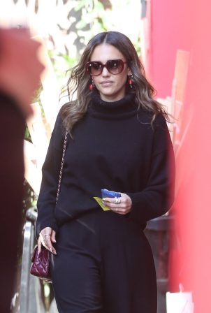Jessica Alba - Spotted after lunch with friends in West Hollywood