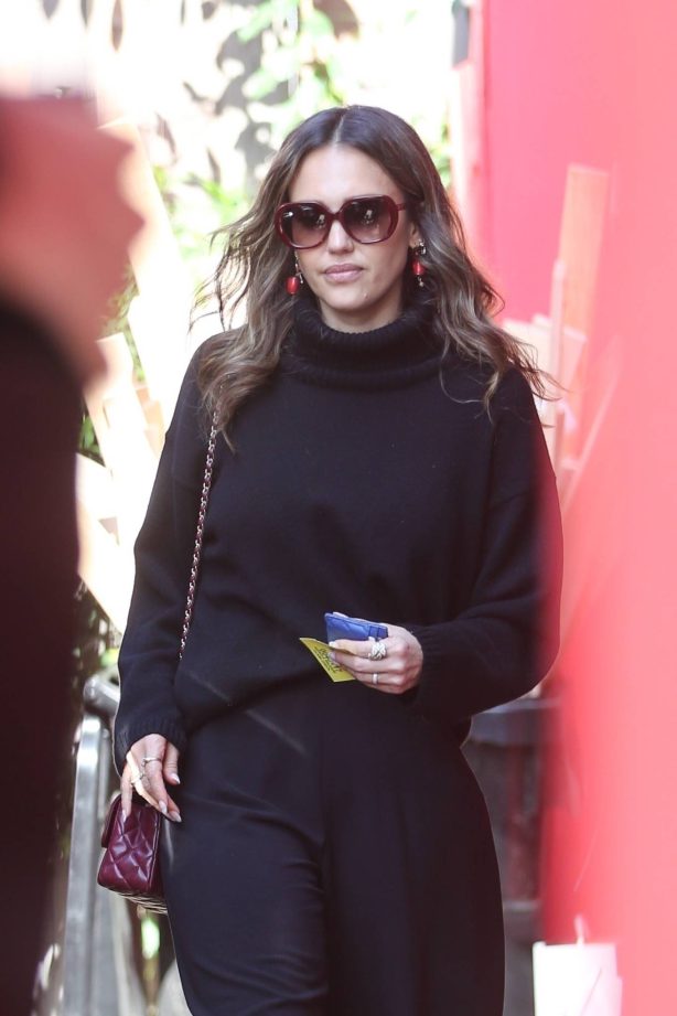 Jessica Alba - Spotted after lunch with friends in West Hollywood