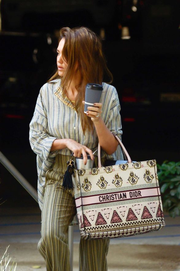 Jessica Alba - spotted out in Los Angeles