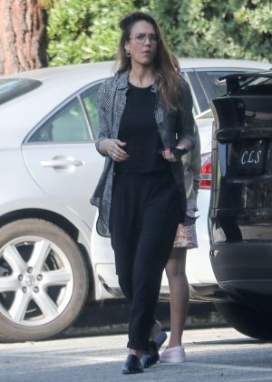 Jessica Alba takes her daughters to school in Los Angeles