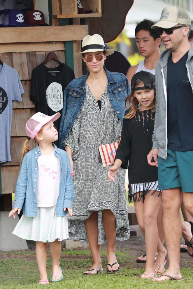 Jessica Alba with family on vacationing in Hawaii