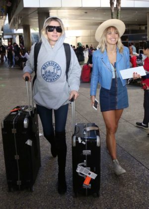 Jessica and Ashley Hart - Arrives at LAX airport in Los Angeles