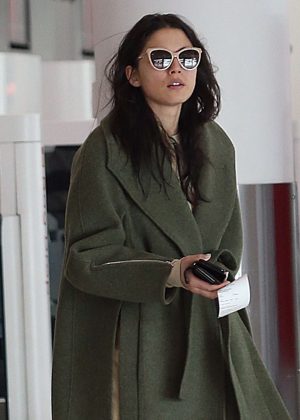 Jessica Gomes at Airport in Perth