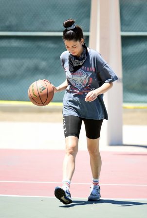 Jessica Gomes - Playing  basketball with friends in Los Angeles