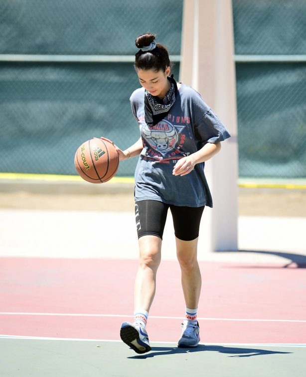Jessica Gomes - Playing  basketball with friends in Los Angeles