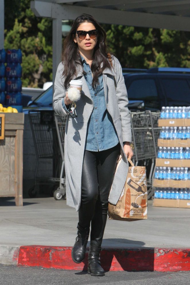 Jessica Gomes - Shopping at Bristol Farms in West Hollywood