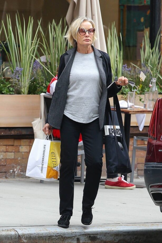 Jessica Lange - Steps out for a retail therapy session in New York