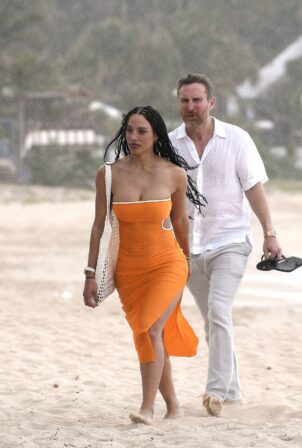 Jessica Ledon - Spotted on a stroll on the beach in St.Barths