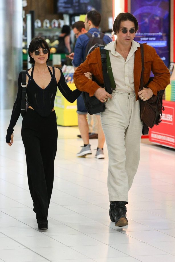 Jessica Origliasso - With Lisa and Alex Smith Arrive in Sydney