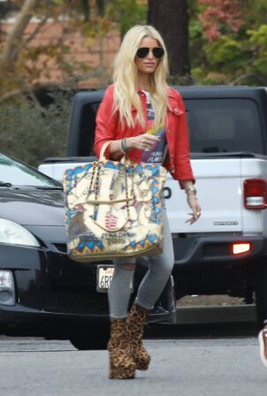 Jessica Simpson - Arriving at her son's basketball game in Thousand Oaks