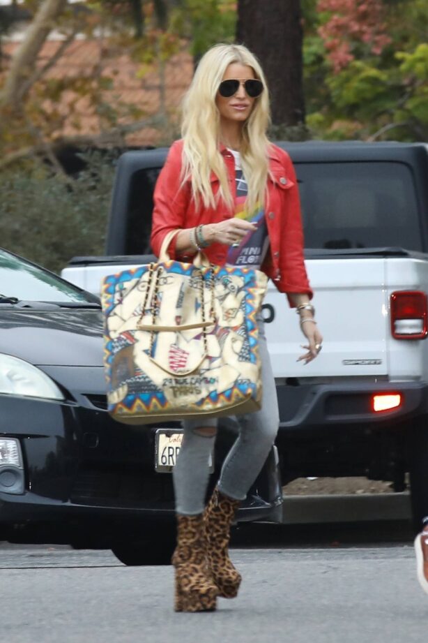 Jessica Simpson - Arriving at her son's basketball game in Thousand Oaks