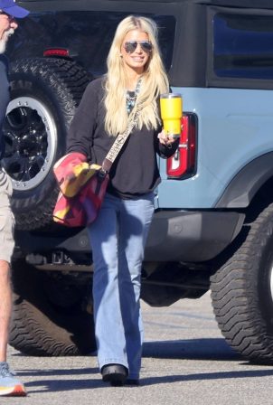 Jessica Simpson - Photographed grocery shopping in a casual attire in Los Angeles