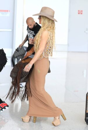 Jessica Simpson - Spotted at LAX in Los Angeles