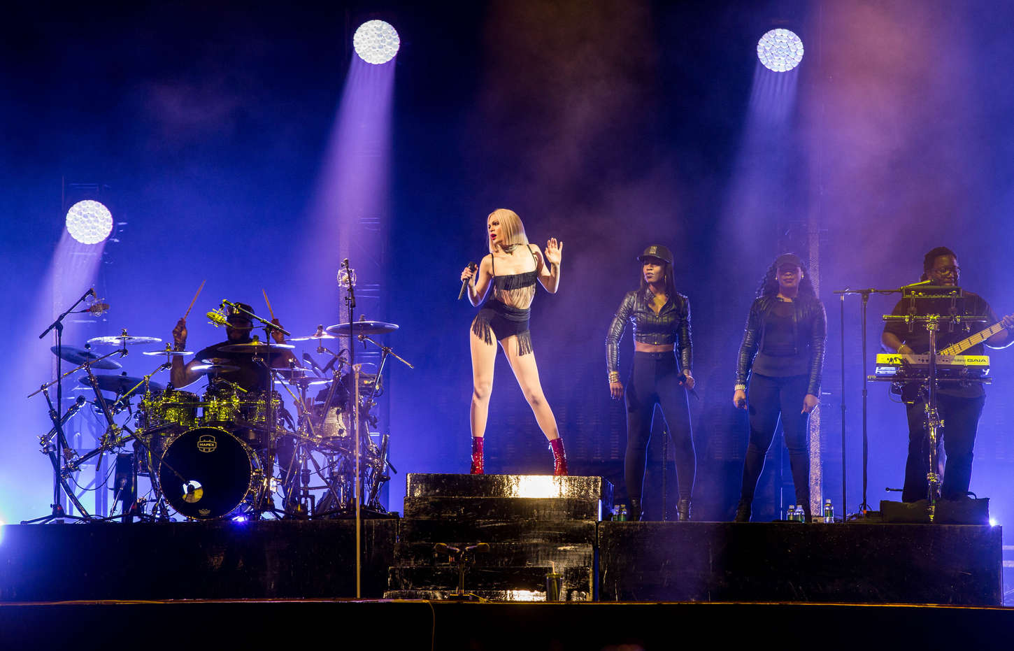 Лайф песня года. Jessie j концерт. Рок концерт пляж. Jessie j Burnin up. Rock in Rio USA Pop weekend.