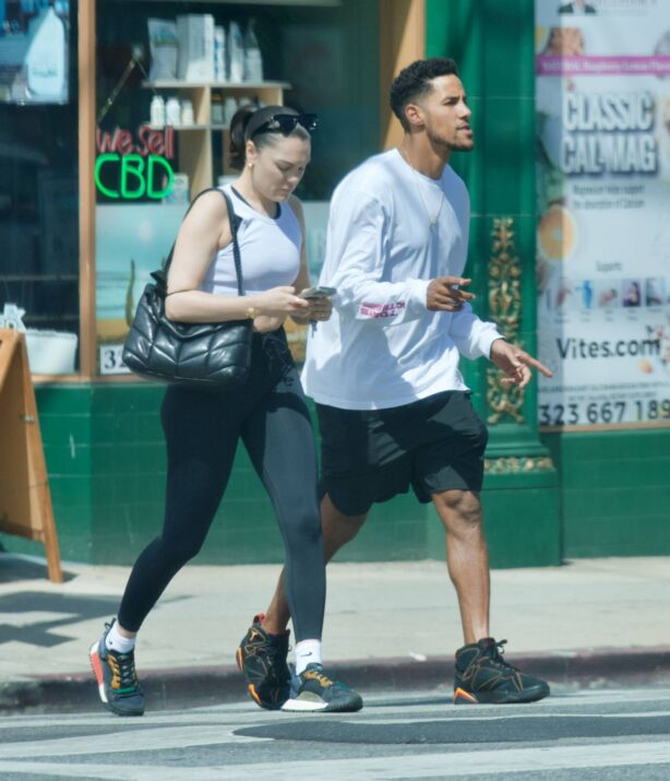 Jessie J - With her beau Chanan Colman during a PDA in Silverlake