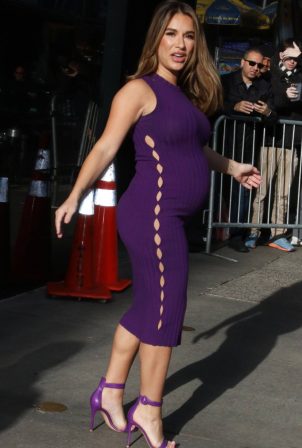 Jessie James Decker - Display her baby bump on Good Morning America in New York