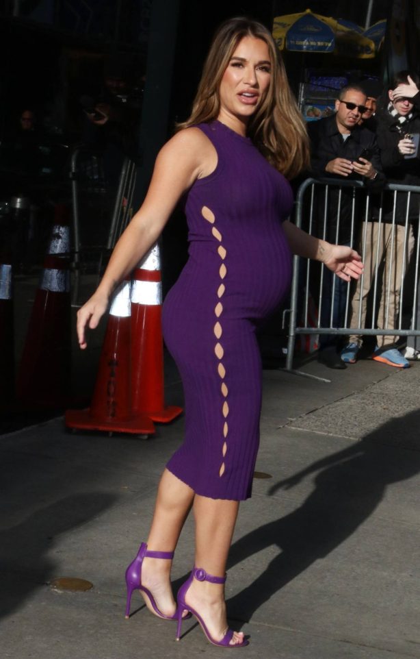 Jessie James Decker - Display her baby bump on Good Morning America in New York