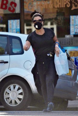 Jessie Wallace - Going to her local shop in London
