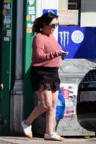 Jessie Wallace - Seen shopping at her local shop in London
