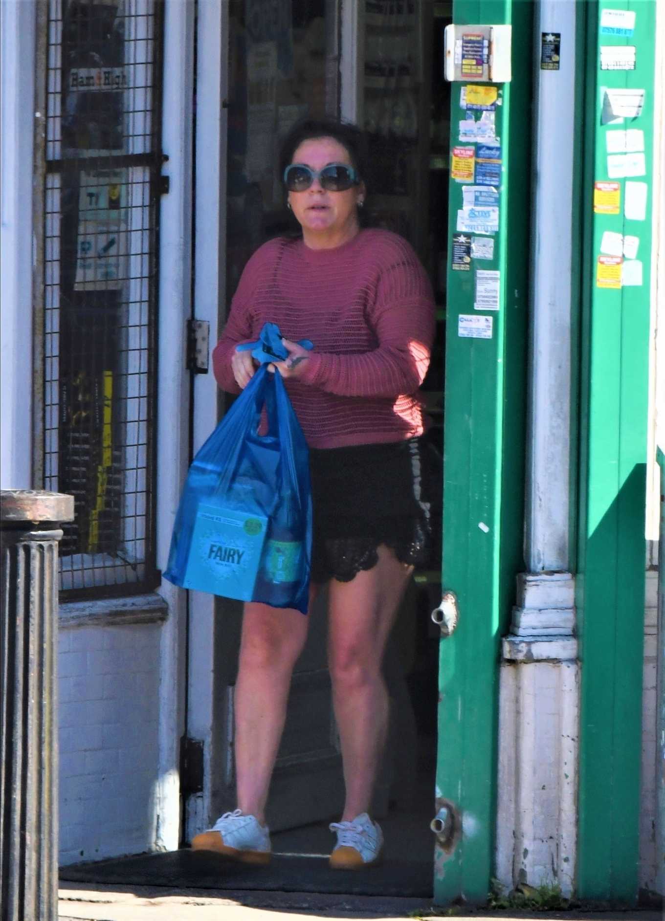 Jessie Wallace â€“ Seen shopping at her local shop in London