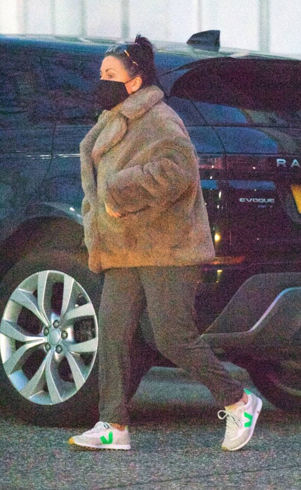 Jessie Wallace - Wears a furry brown coat while shopping in London