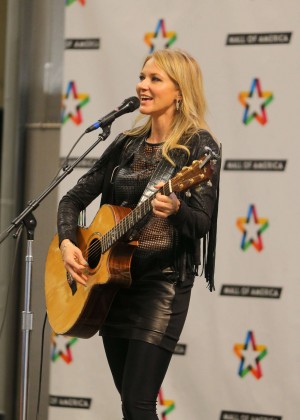 Jewel Kilcher - Performs at Mall of America in Bloomington