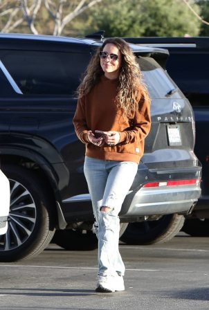 Jinger Duggar - In a tight ripped jeans on a Target run in Los Angeles