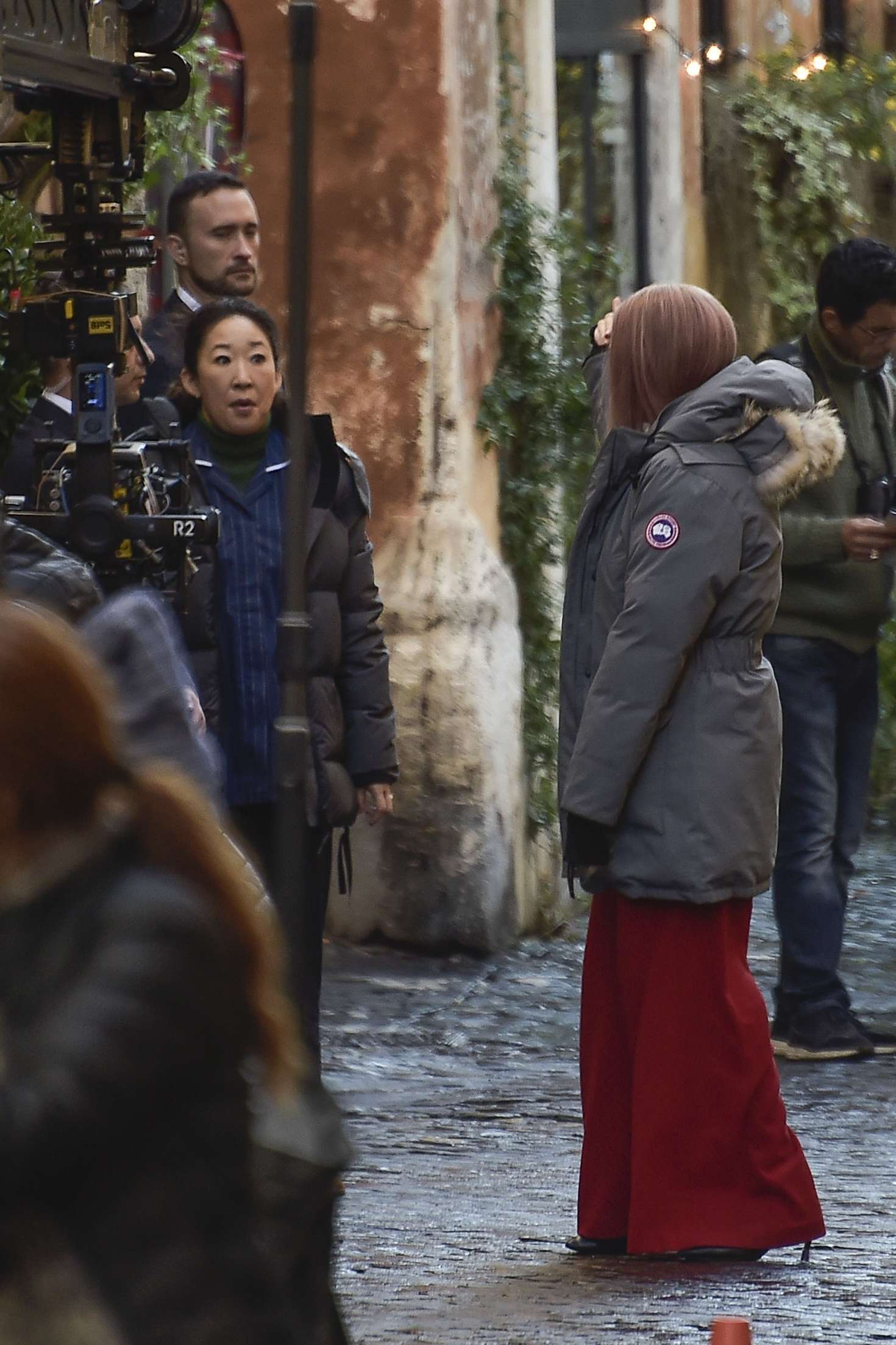 Jodie Comer 2018 : Jodie Comer and Sandra Oh: On the set of Killing Eve -05