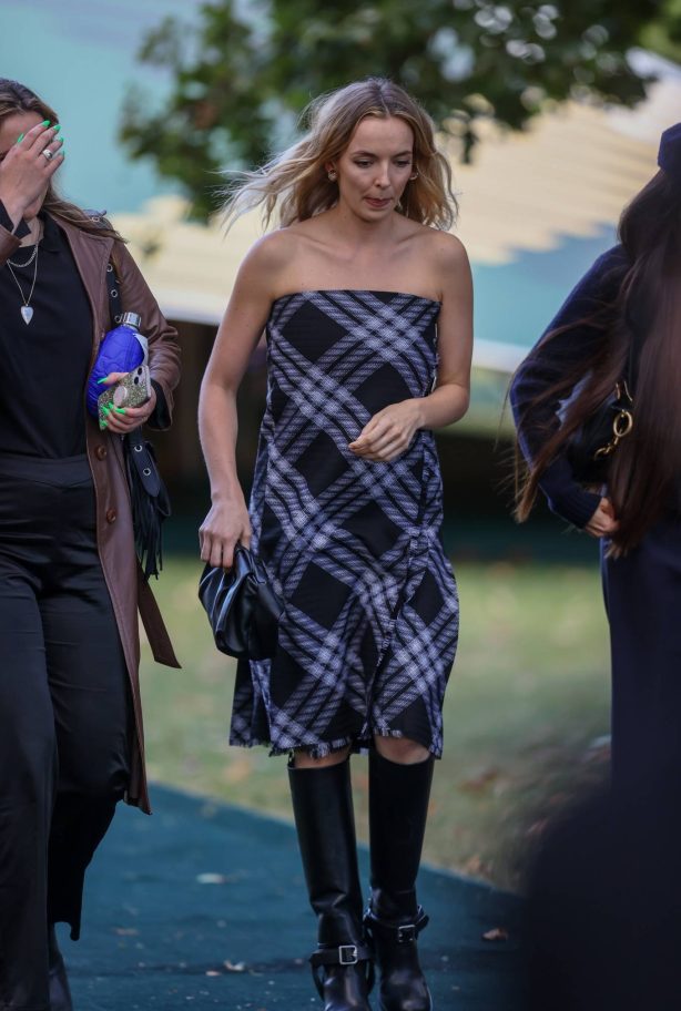Jodie Comer - Burberry show during London Fashion Week 2023