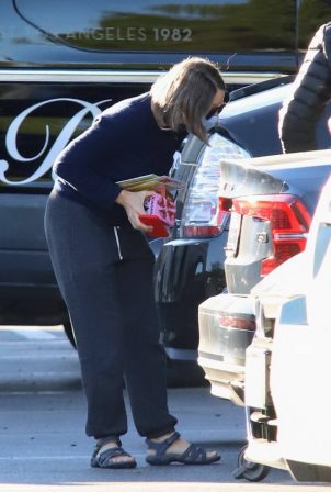 Jodie Foster - Gets old fashioned Valentine Day chocolates and flowers in Beverly Hills