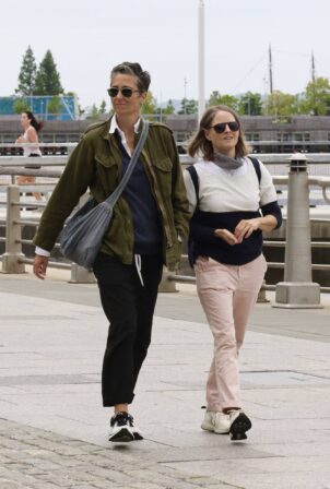 Jodie Foster - Seen walking along Manhattan's Hudson River Park