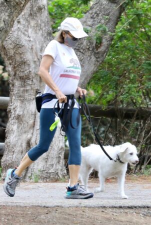 Jodie Foster - Stroll with her dog Ziggy in Los Angeles