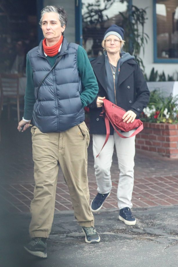 Jodie Foster - With Alexandra Hedison seen at Mauro's cafe in West Hollywood