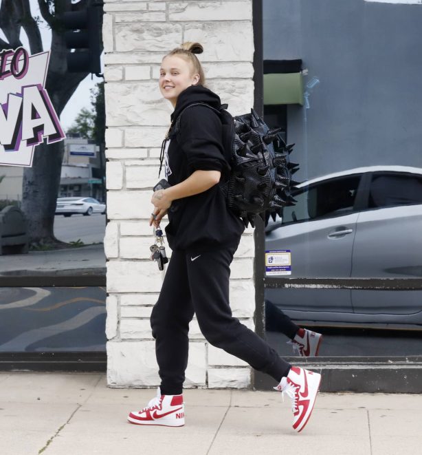 JoJo Siwa - Arriving at the studio for a dance practice in Los Angeles