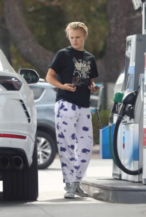 JoJo Siwa - Fuel up her car while out running errands in Los Angeles